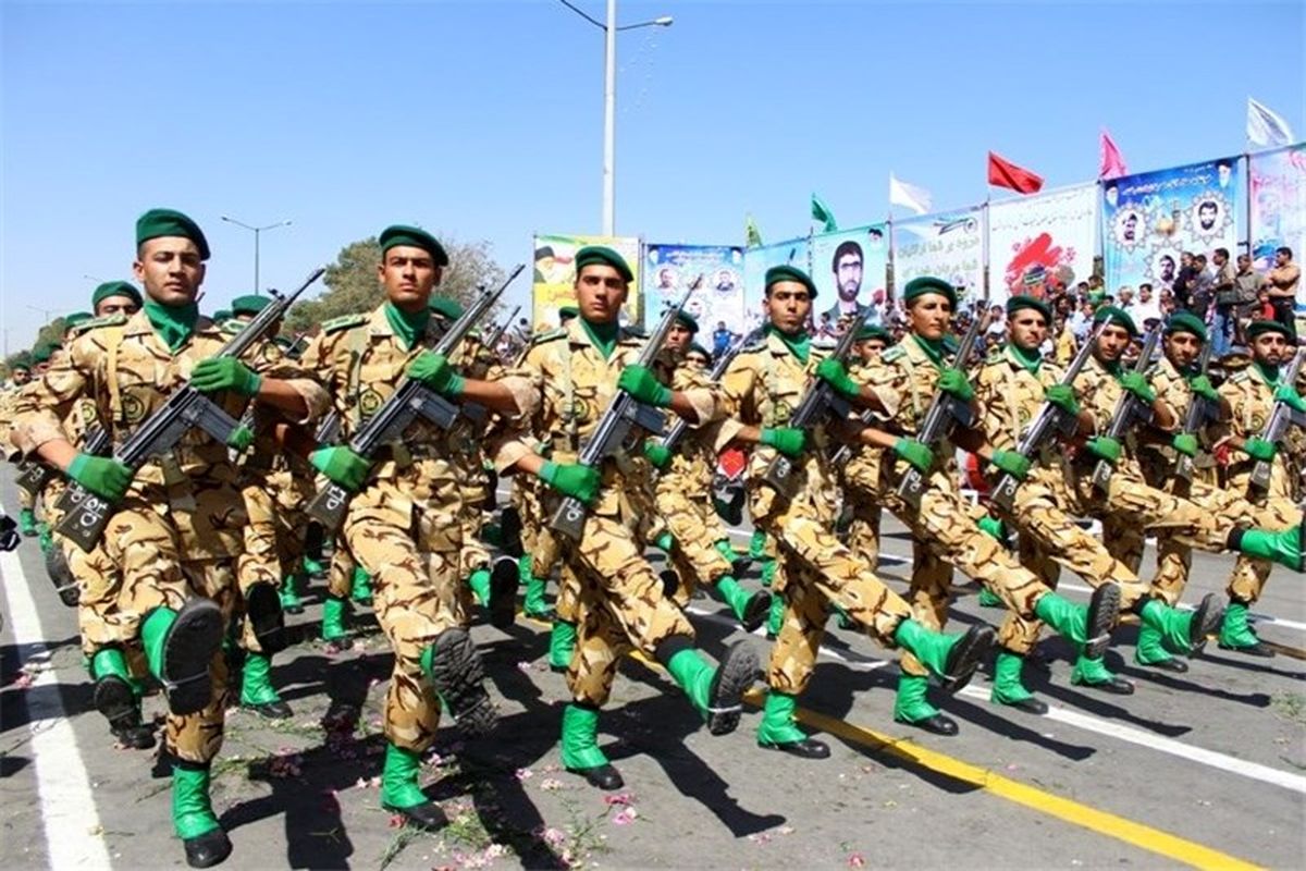 رژه نیروهای مسلح  در اصفهان برگزار شد