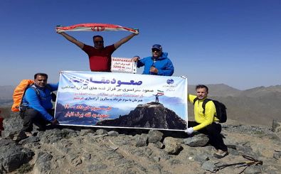 صعود کارکنان و بسیجیان مخابرات منطقه قم به ارتفاعات قله برف انبار به مناسبت گرامیداشت سوم خرداد