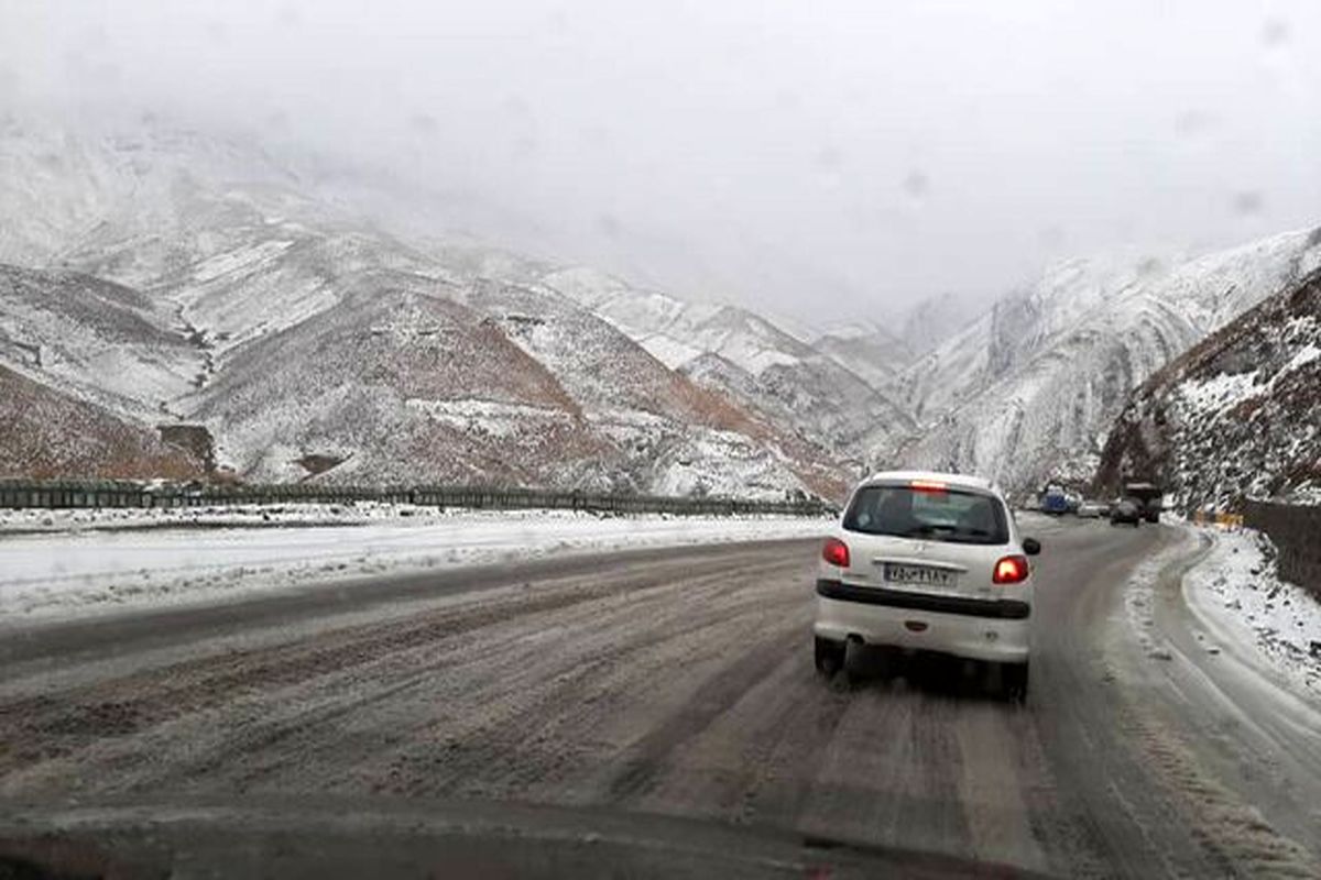 بارش برف و باران در محورهای مواصلاتی اصفهان / هیچ جاده‌ای مسدود نیست