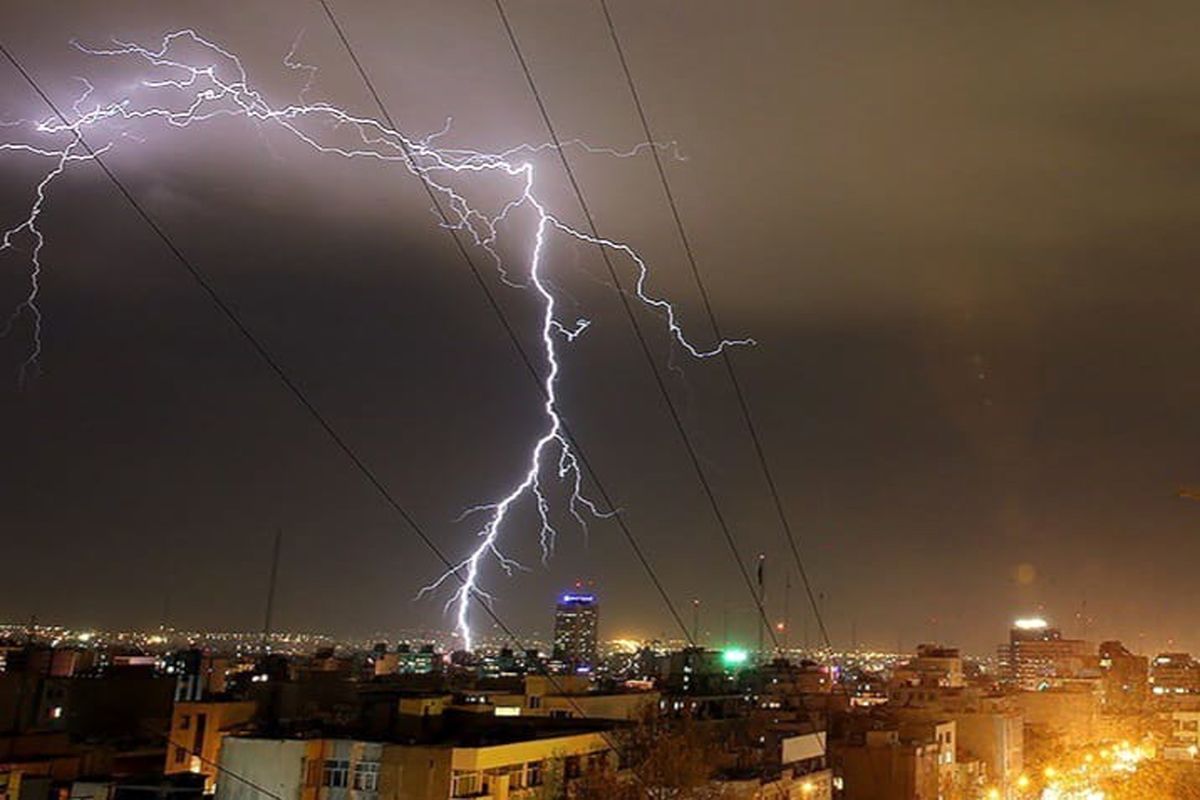 برخورد صاعقه با شبکه برق در رودان 