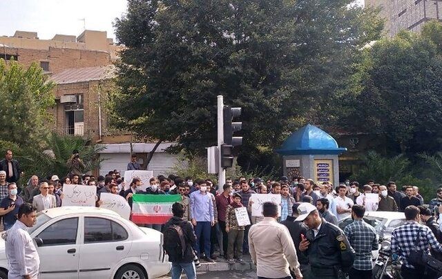تجمع دانشجویان تهرانی مقابل سفارت انگلیس