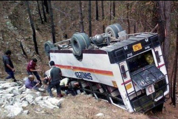 سقوط اتوبوس مسافربری به دره در پاکستان/ 17 نفر کشته شدند