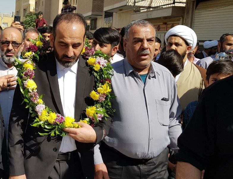 بازگشت حاجی اصفهانی به زادگاهش پس از ۸۰ روز بازداشت +عکس