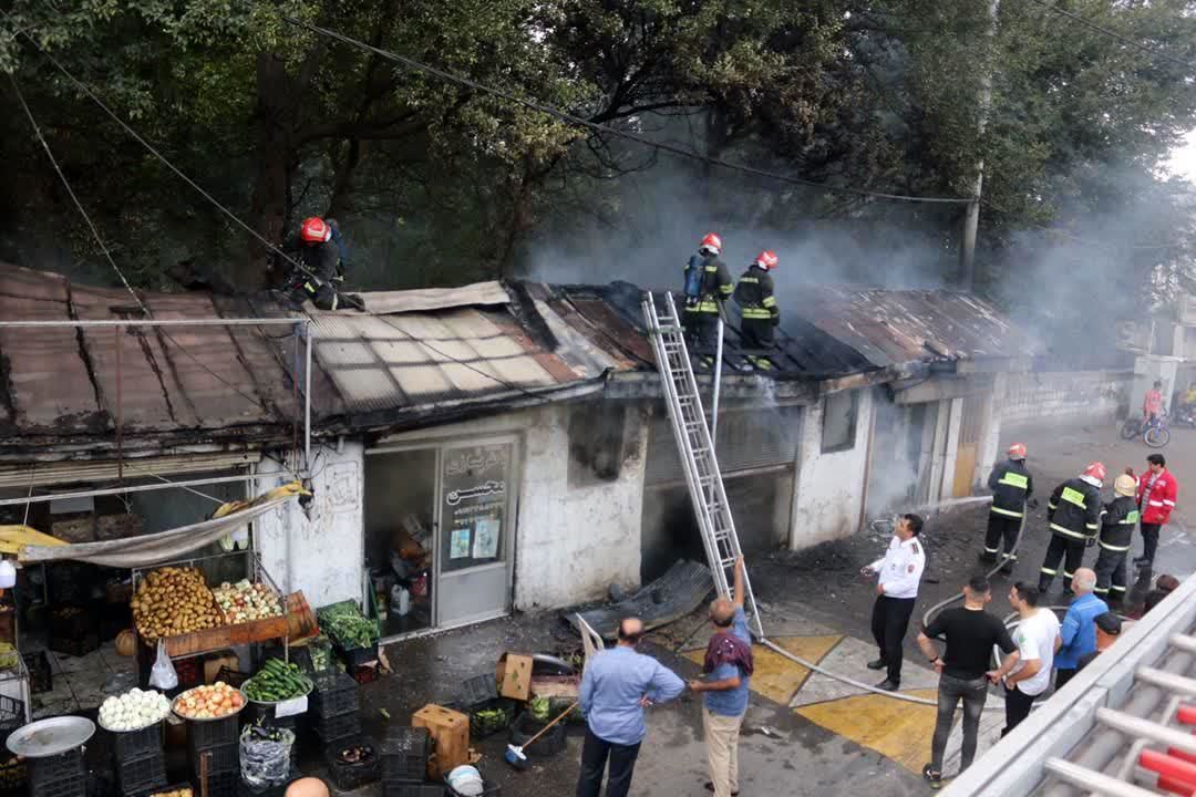 آتش سوزی سقف ۵ مغازه در محله امین الضرب رشت
