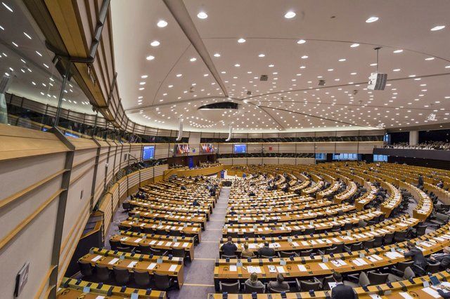 یک دقیقه سکوت پارلمان اروپا به احترام قربانیان حادثه تروریستی تهران