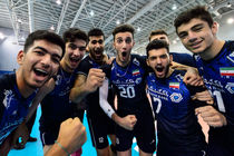 لحظه‌ بالا بردن جام قهرمانی مسابقات والیبال توسط جوانان ایران