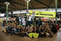 فعالان آب و هوایی بخشی از فرودگاه آمستردام را مسدود کردند
