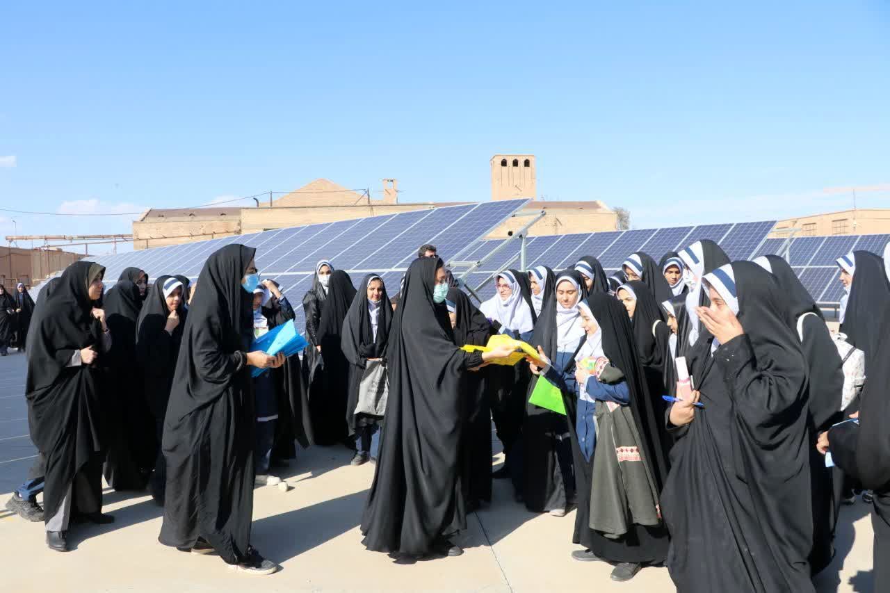 بازدید دانش‌آموزان قمی از نیروگاه خورشیدی