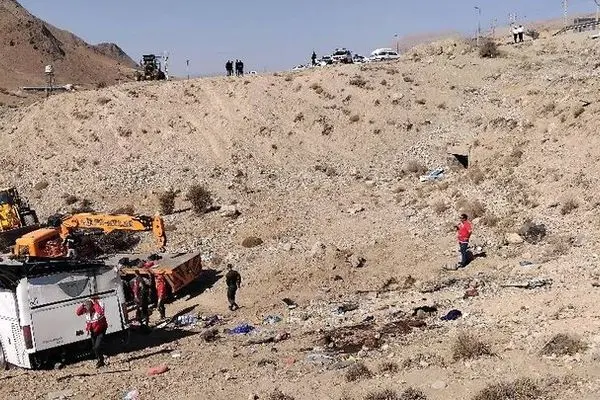 سقوط مرگبار اتوبوس در جاده فیروزکوه؛ ۴ کشته و ۳۳ زخمی