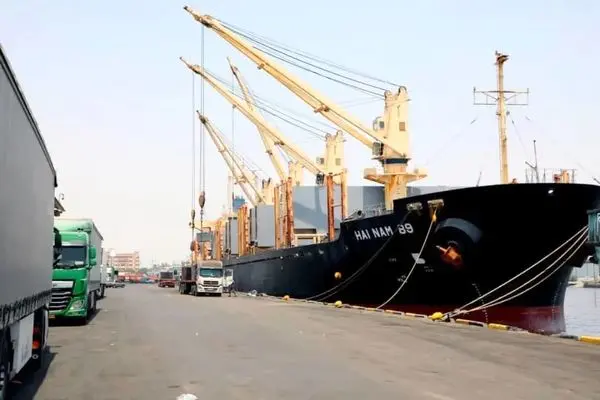 همزمان ۴ کشتی فله‌بر در بندر شهید باهنر پهلو گرفتند