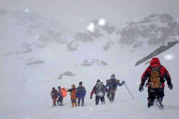 پیکر سومین کوهنورد خراسانی از دل برف‌های اشترانکوه بیرون کشیده شد/پیکر راهنمای لرستانی تیم مفقود شده نیز پیدا شد