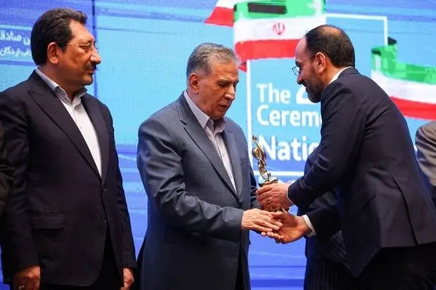 دریافت تندیس صادرکننده نمونه ملی توسط ایساکو