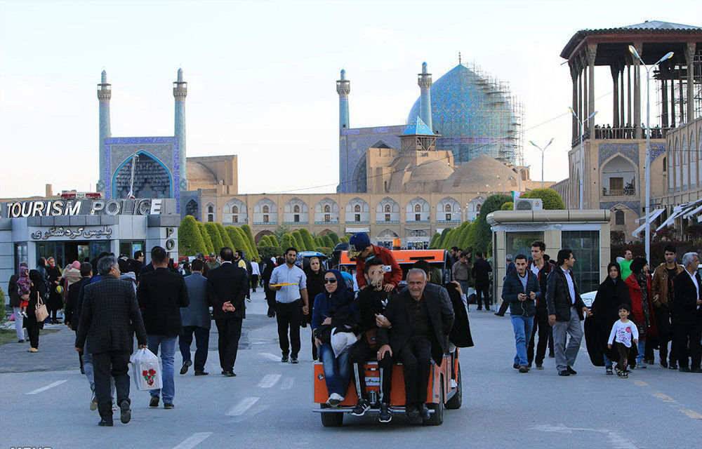 میدان امام مقصد نخست گردشگران نوروزی به اصفهان بوده است/ رکورد بیشترین میزان اقامت گردشگران در اصفهان در نوروز 96 شکسته شد