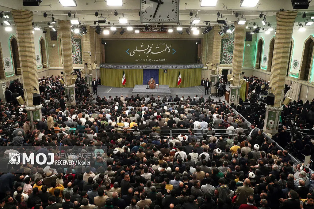 دیدار هزاران نفر از مداحان و شاعران اهل‌بیت(ع) با رهبر انقلاب اسلامی