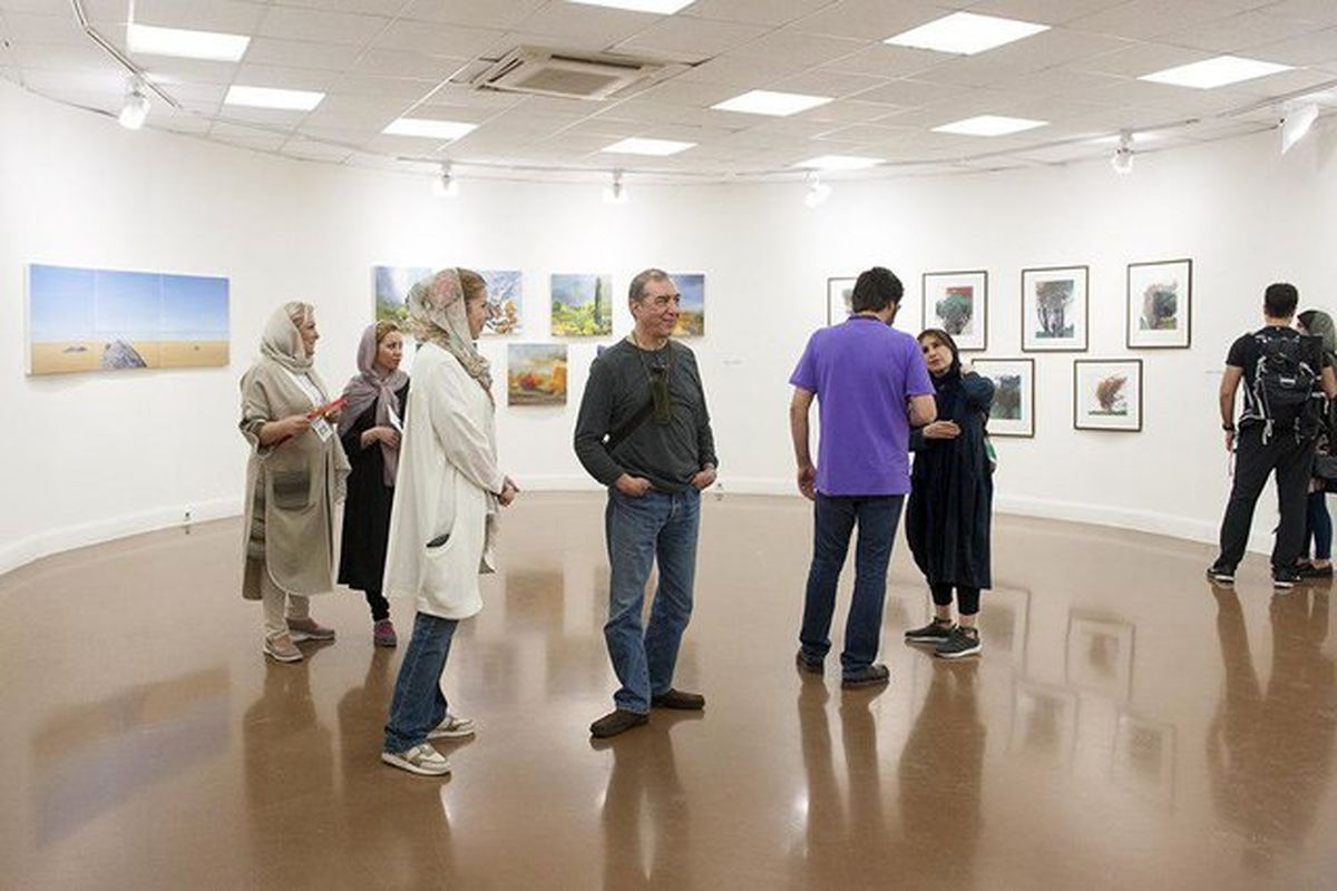 کارنمای انجمن هنرمندان نقاش روی دیوار رفت