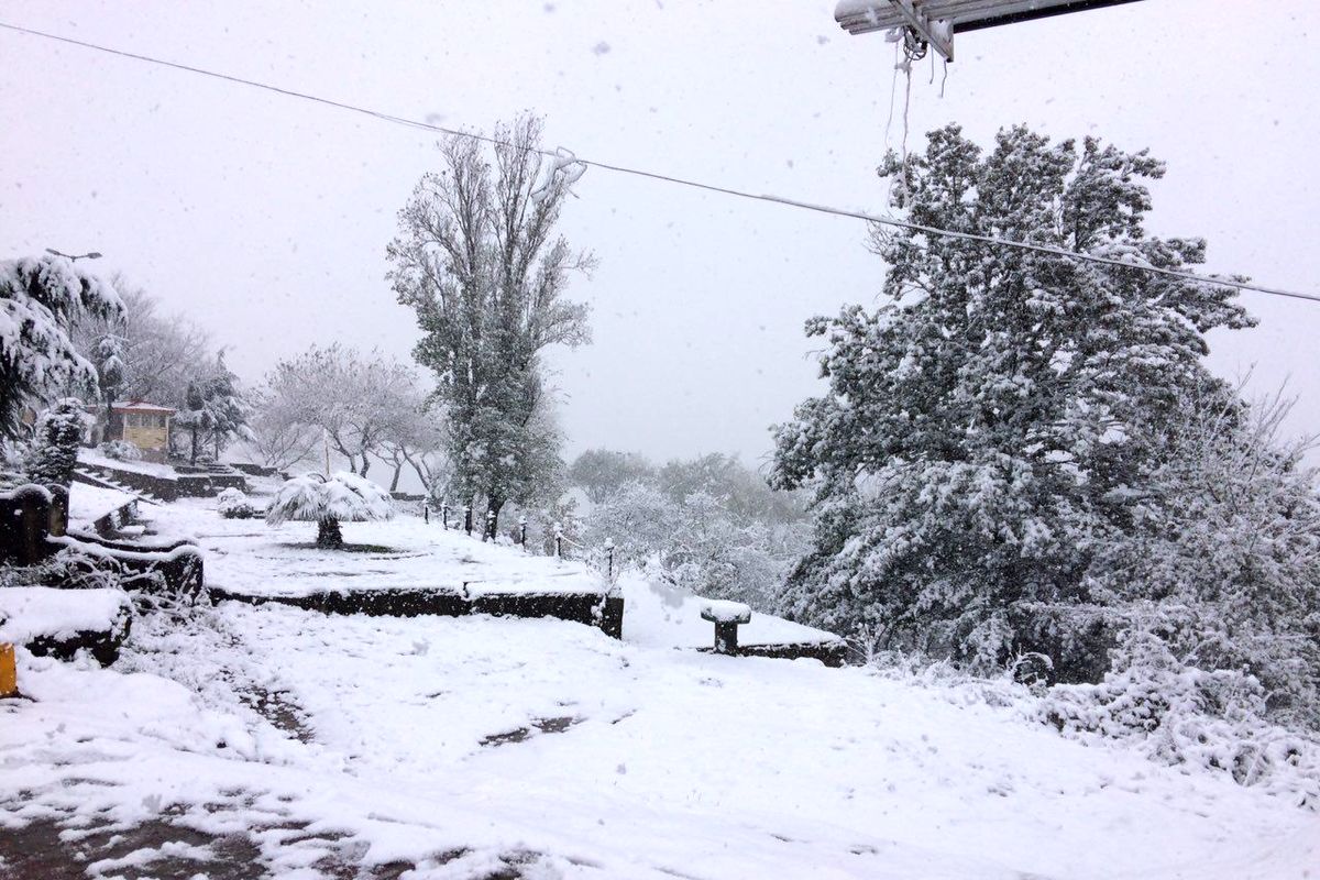 بارش  ۴۰ الی  ۵۰ سانتی  برف در مناطق بالادست املش/ بسته شدن راه ارتباطی 5 روستای املش به علت بارش برف