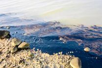 شکسته شدن خط لوله انتقال فرآورده‌های نفتی و آلودگی دریا در بندرعباس