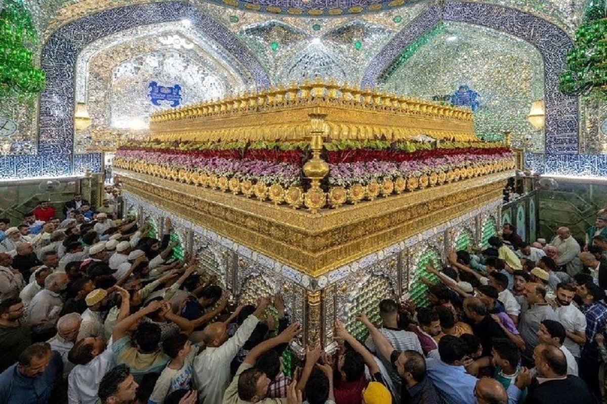 جشن سال نو میلادی در حرم امیرالمؤمنین (ع) + فیلم