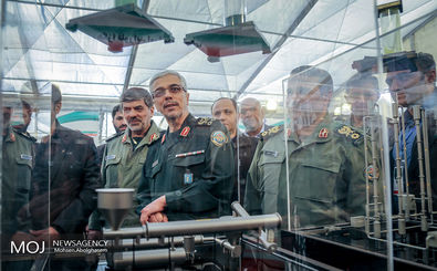 بازدید رییس ستاد کل نیروهای مسلح از نمایشگاه دستاوردهای انقلاب