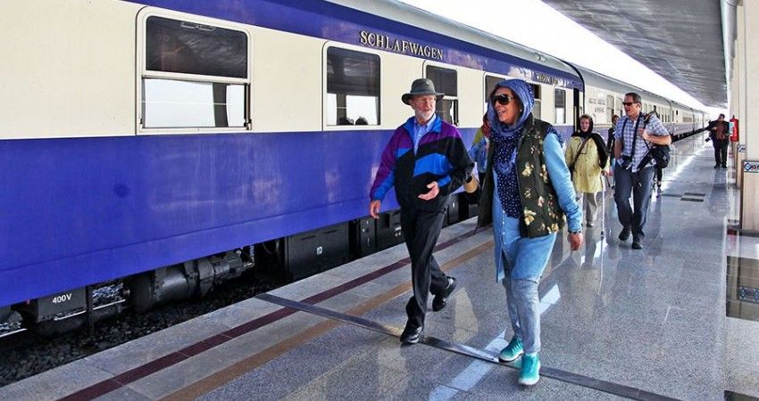 بیست و یکمین قطار گردشگری خارجی وارد ایران می شود