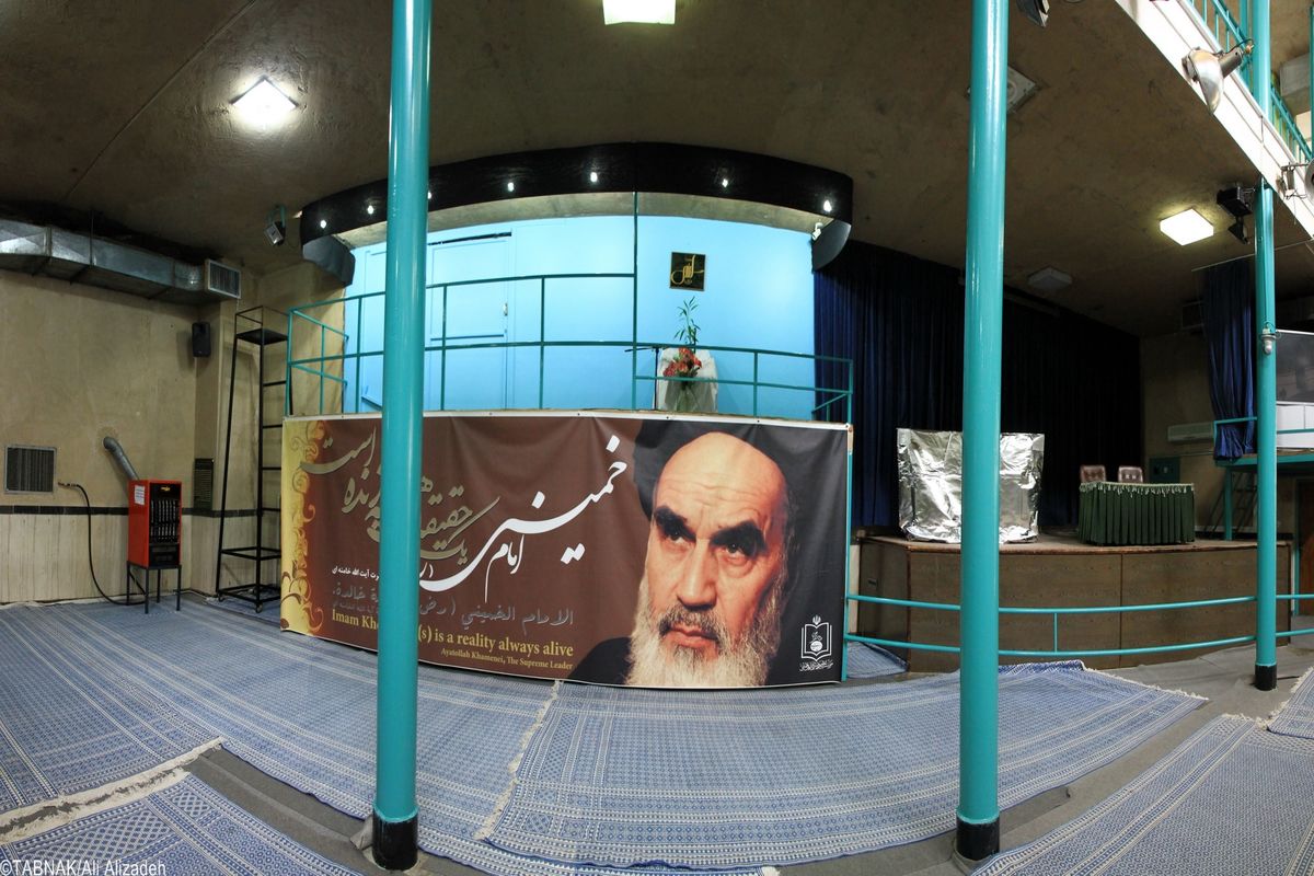 برپایی نمایشگاهی از عکس های امام خمینی در خیابان جماران/پخش افطار توسط ایستگاه های صلواتی در خیابان های منتهی به بیت امام