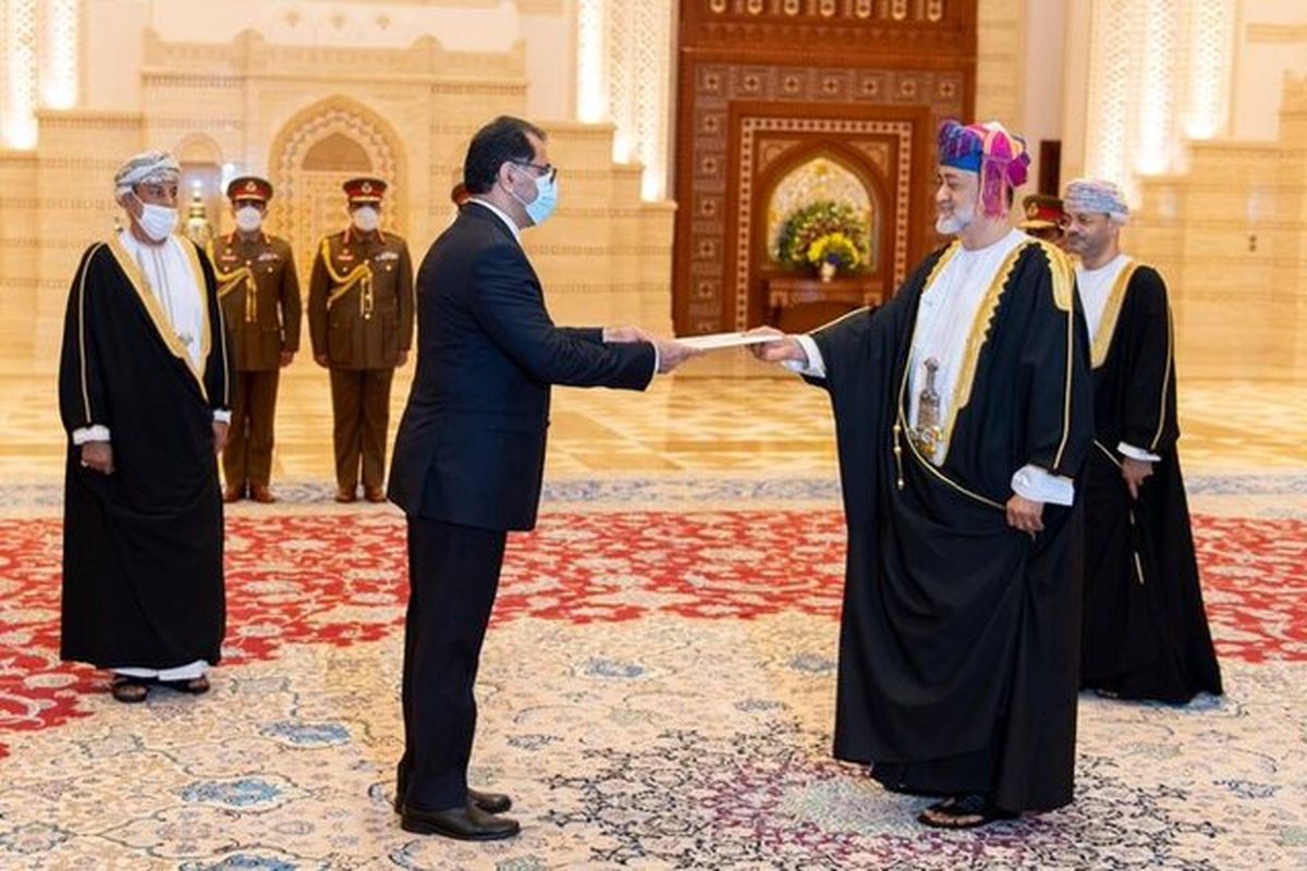 سفیر ایران در عمان استوارنامه خود را تقدیم پادشاه عمان کرد