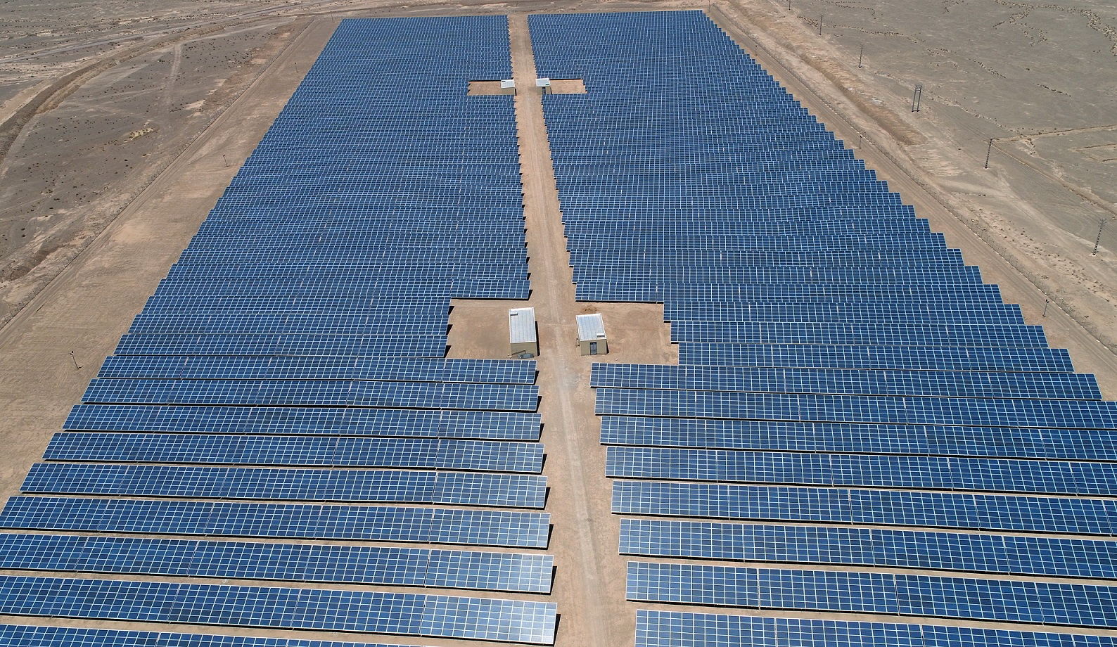 بهره برداری از نیروگاه خورشیدی ۱۰ مگاواتی کوشک یزد در پیک بار تابستان 1400