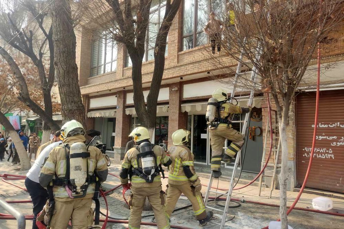 وقوع حریق در انبار مواد اولیه عطر و ادکلن یک مصدوم برجای گذاشت