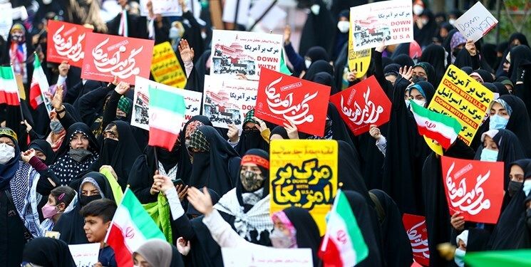 حضور حماسی مردم شیراز در راهپیمایی یوم الله ۱۳ آبان/ زنگ استکبار ستیزی در مدارس فارس نواخته شد