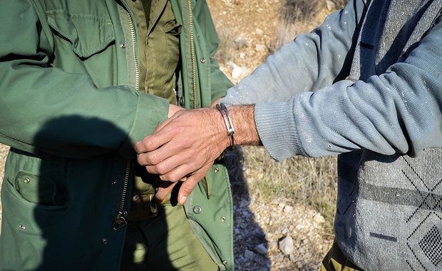 دو شکارچی غیرمجاز در دام قانون/دستگیری دو شکارچی غیرمجاز در ارتفاعات بندرلنگه