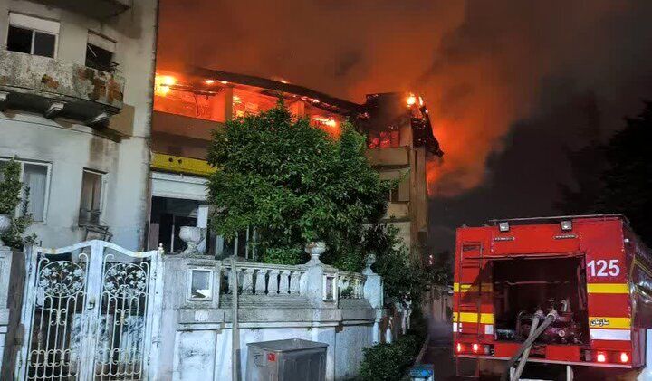 مصدومیت ۲ آتش نشان هنگام اطفای حریق «هتل ایران» بندرانزلی