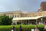 نگرانی مردم مقابل بیمارستان شهید محمدی بندرعباس پس از انفجار در اسکله شهید رجایی + فیلم