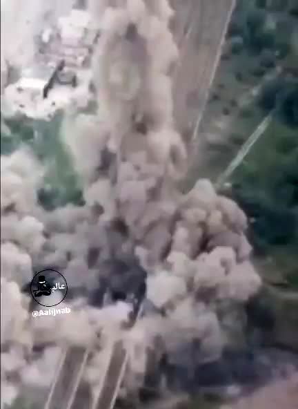 فیلم انفجار پل راه آهن توسط نیروهای اوکراینی برای جلوگیری از پیشروی روسیه