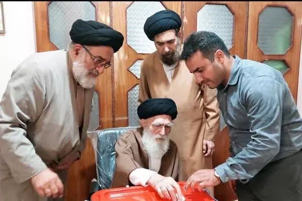 آیت‌الله محمودی گلپایگانی رای خود را به صندوق انداخت