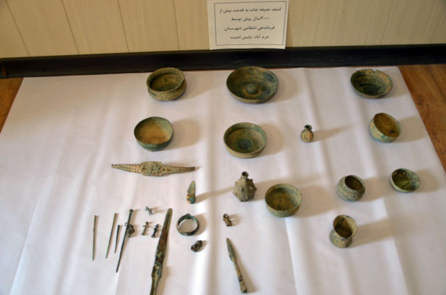 کشف 28 قطعه عتیقه مفرغی در خرم‌آباد