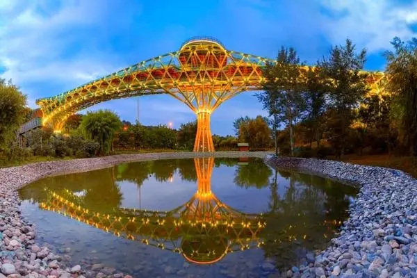 پل طبیعت تهران با نورپردازی طلایی به پویش آگاهی سرطان کودک پیوست