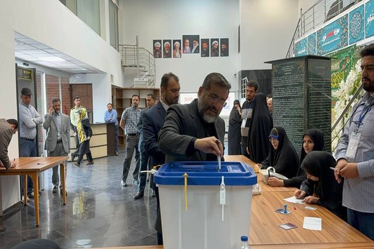 وزیر فرهنگ و ارشاد اسلامی رای خود را به صندوق انتخابات انداخت