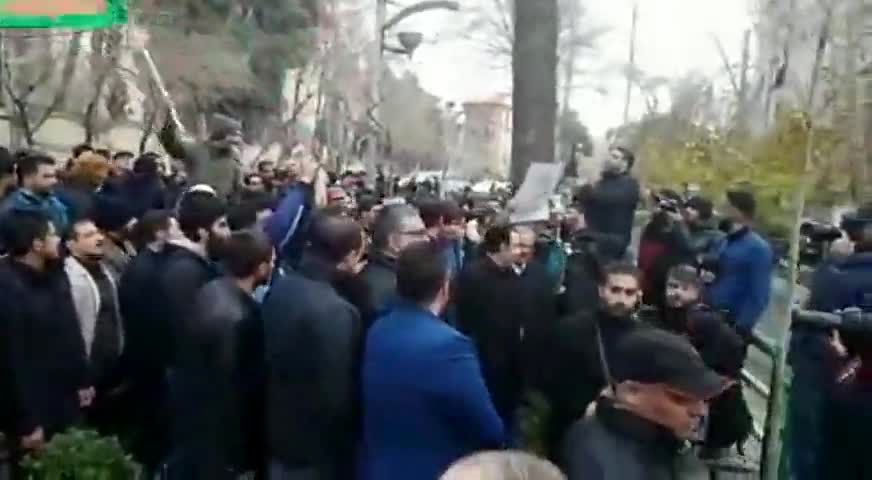 فیلم تجمع مردم تهران در مقابل دفتر سازمان ملل در پی شهادت سردار سلیمانی