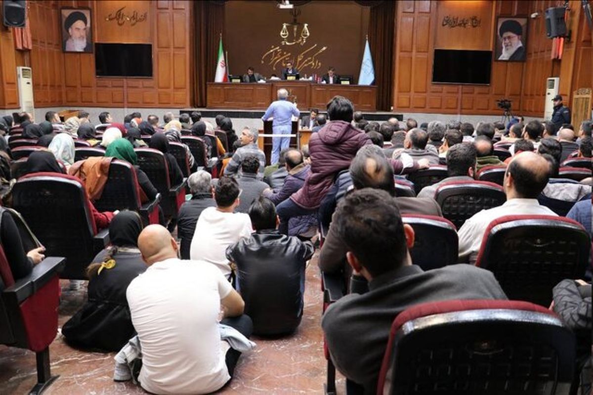 دادگاه علنی پرونده «کینگ مانی» با حضور هزار شاکی برگزار شد
