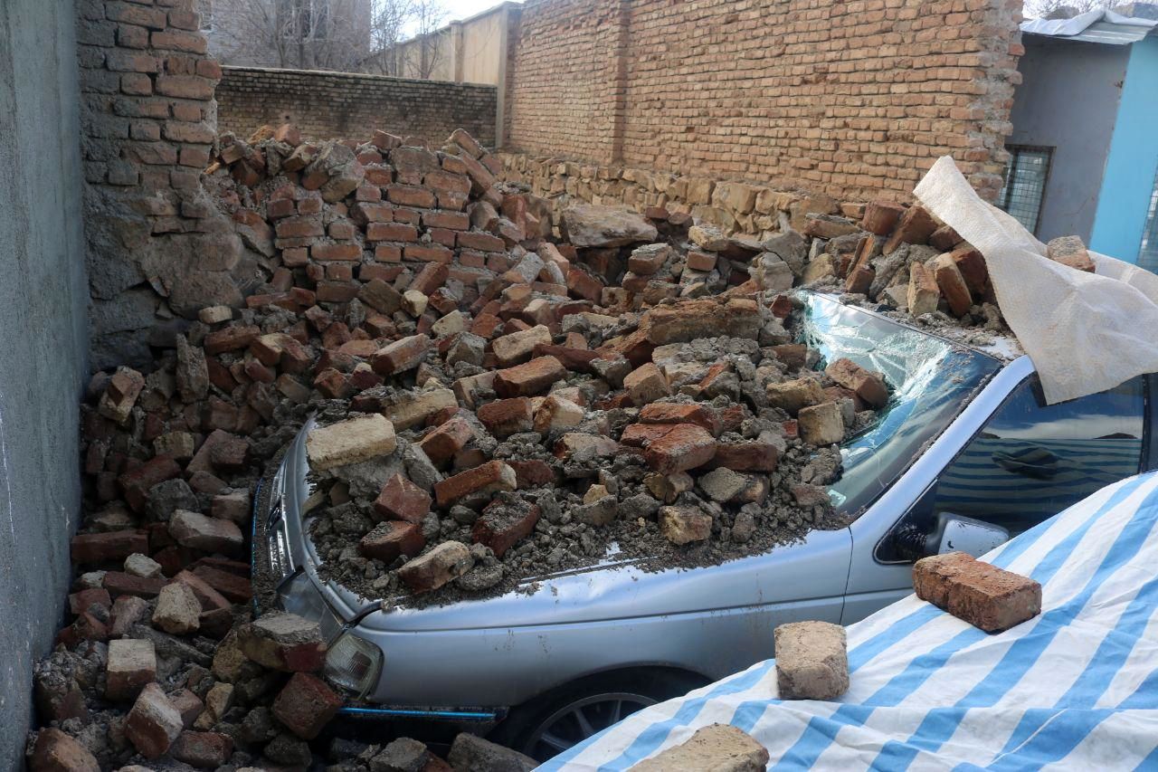 فروریختن دیوار فرسوده باعث آسیب سه خودرو سواری 