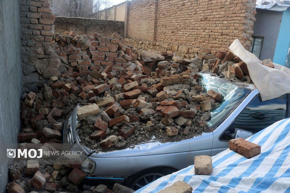 فروریختن دیوار فرسوده باعث آسیب سه خودرو سواری 