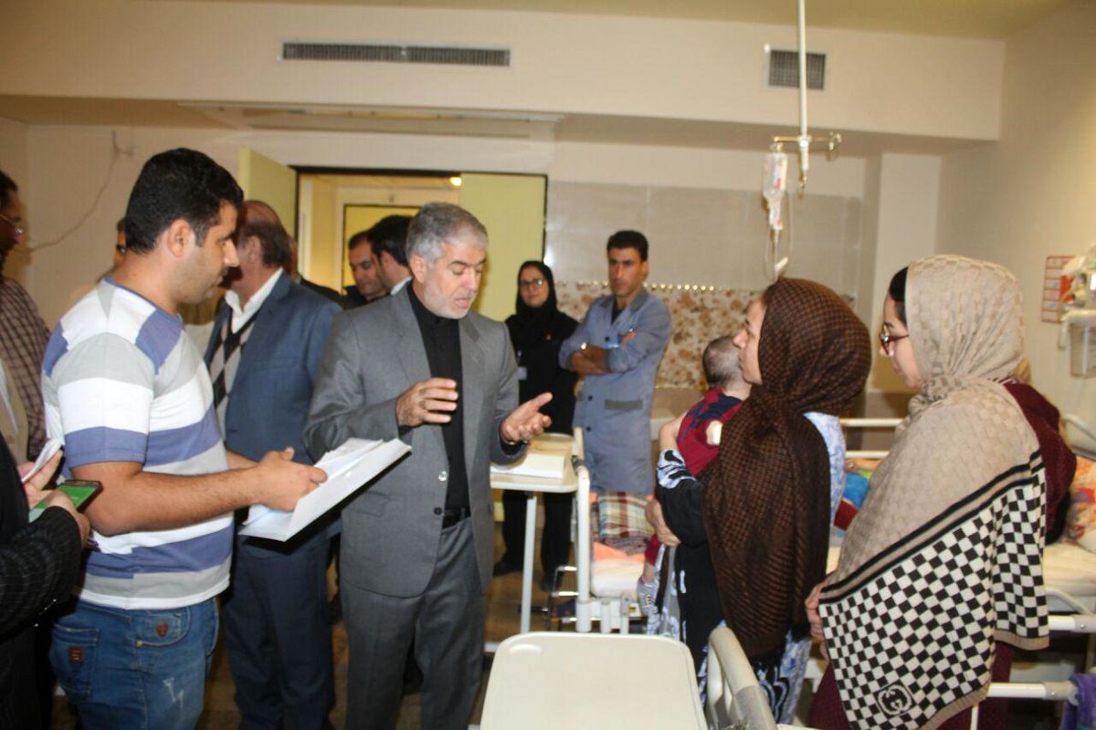بازدید رئیس مجمع نمایندگان کرمانشاه از کودکان زلزله‌زده در بیمارستان محمد کرمانشاهی