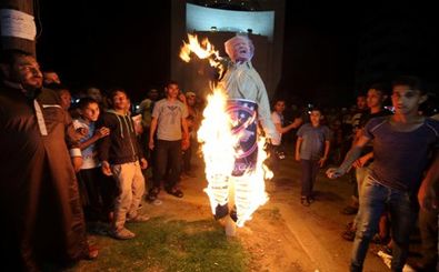 ساکنان غزه پرچم آمریکا را آتش زدند