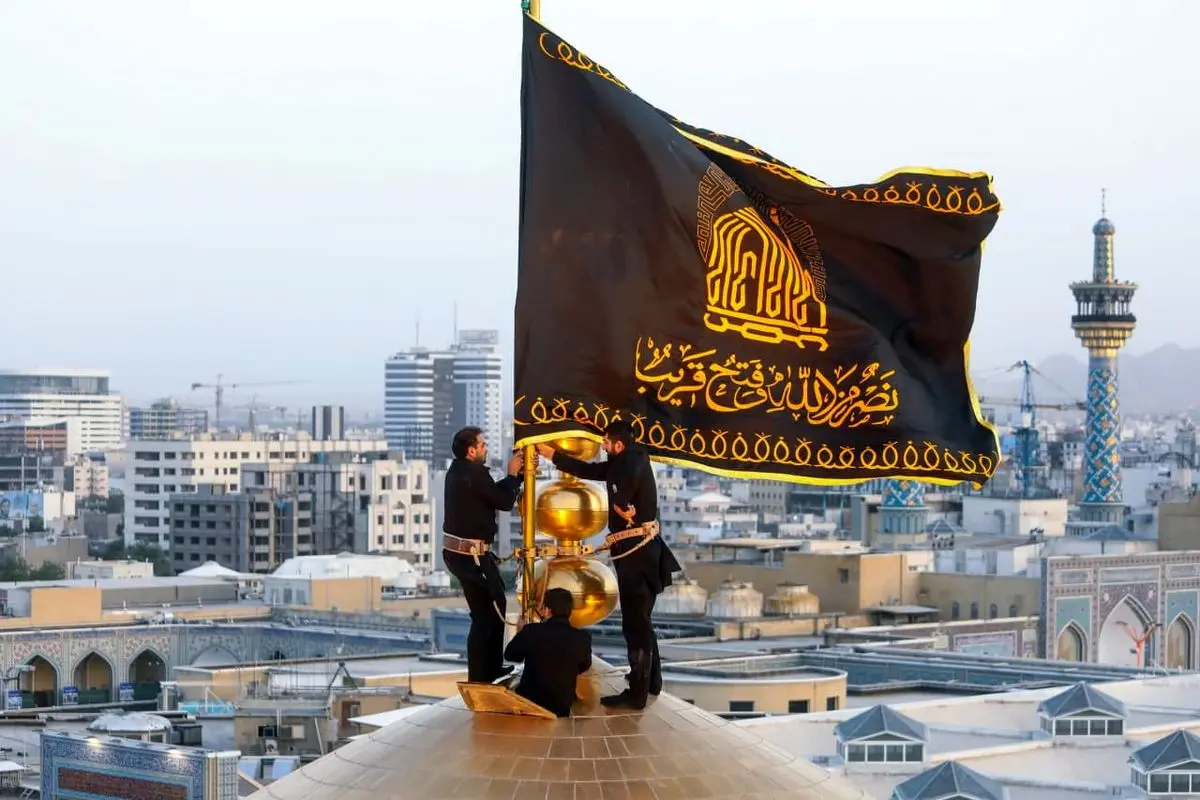 تعویض پرچم امام رضا(ع) 