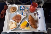 چه غذاهایی در سفر هوایی مشهد سرو میشود؟