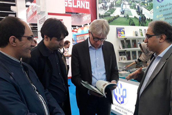 بازدید رئیس نمایشگاه فرانکفورت از غرفه ایران