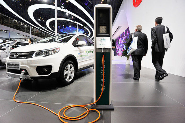 تولید خودرو برقی در ۶ خودروسازی کشور عملیاتی می‌شود 