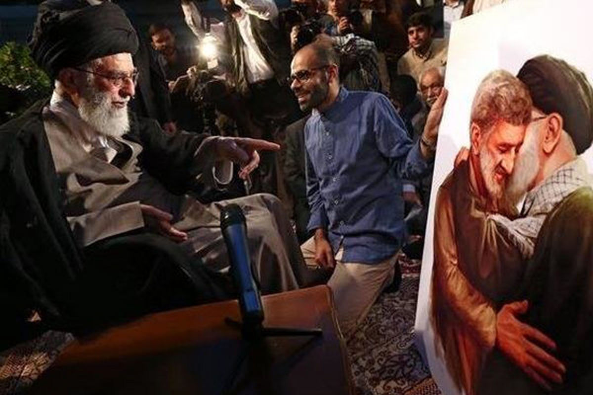تابلویی با تصویر حاج احمد متوسلیان به رهبر انقلاب تقدیم شد