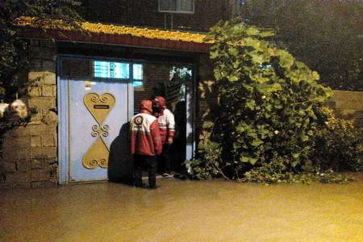 امدادگران 130 خانوار گرفتار سیلاب را نجات دادند/آماده باش کامل نیروهای هلال احمر