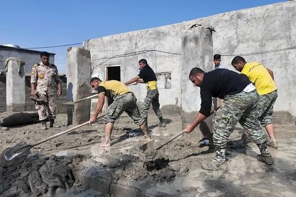 نیروی دریایی ارتش به سیل‌زدگان بندر جاسک امدادرسانی کرد